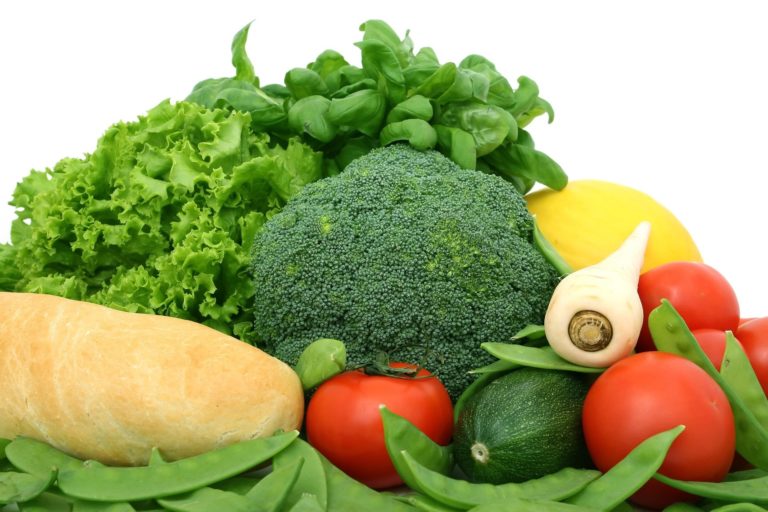 Surowe warzywa i owoce w diecie – wady i zalety